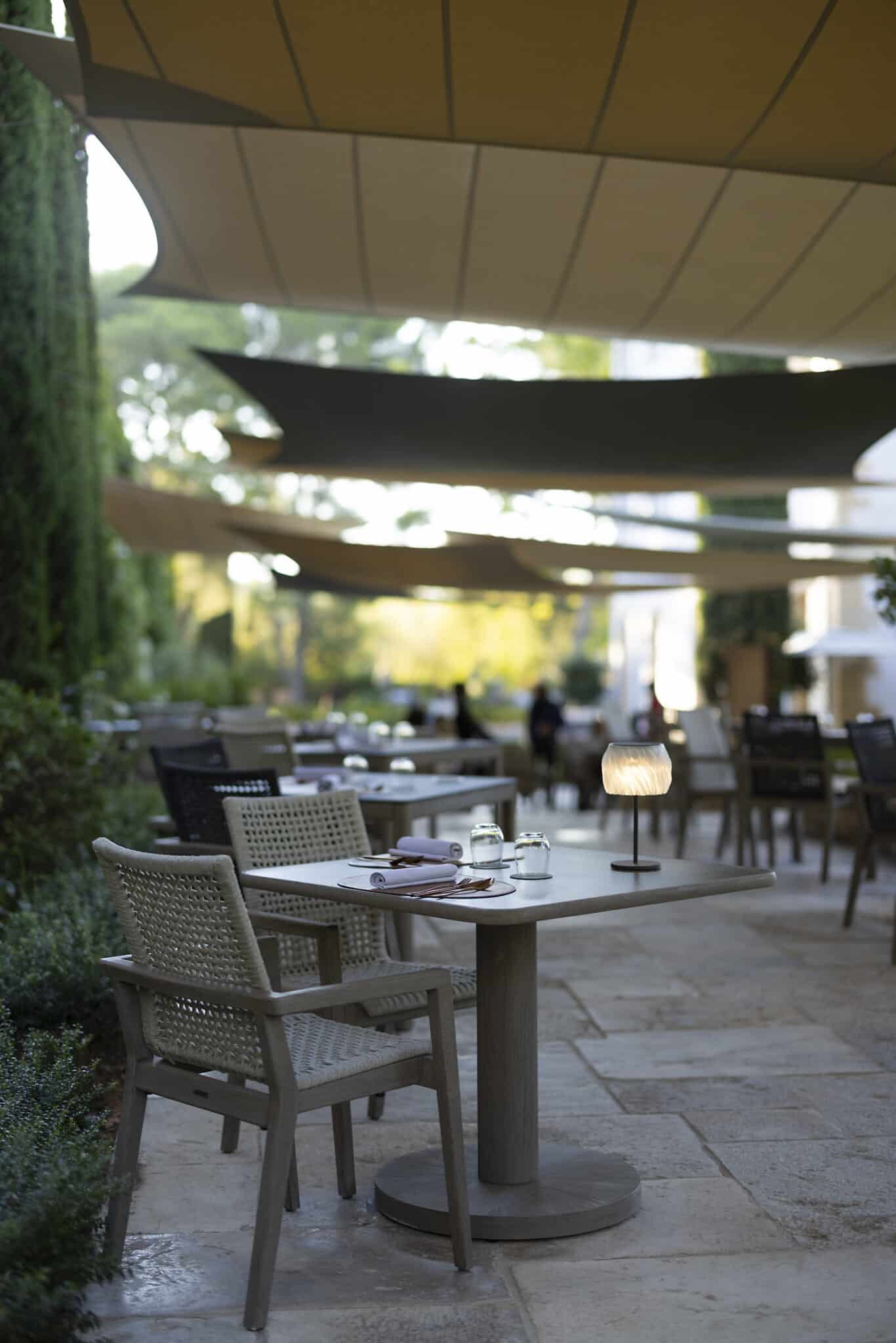 Fauteuil bas empilable tressé COPENHAGUE – Corde plate beige chiné – Image 8