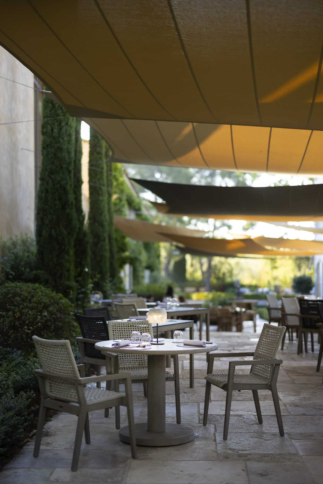 Fauteuil bas empilable tressé COPENHAGUE – Corde plate beige chiné – Image 9