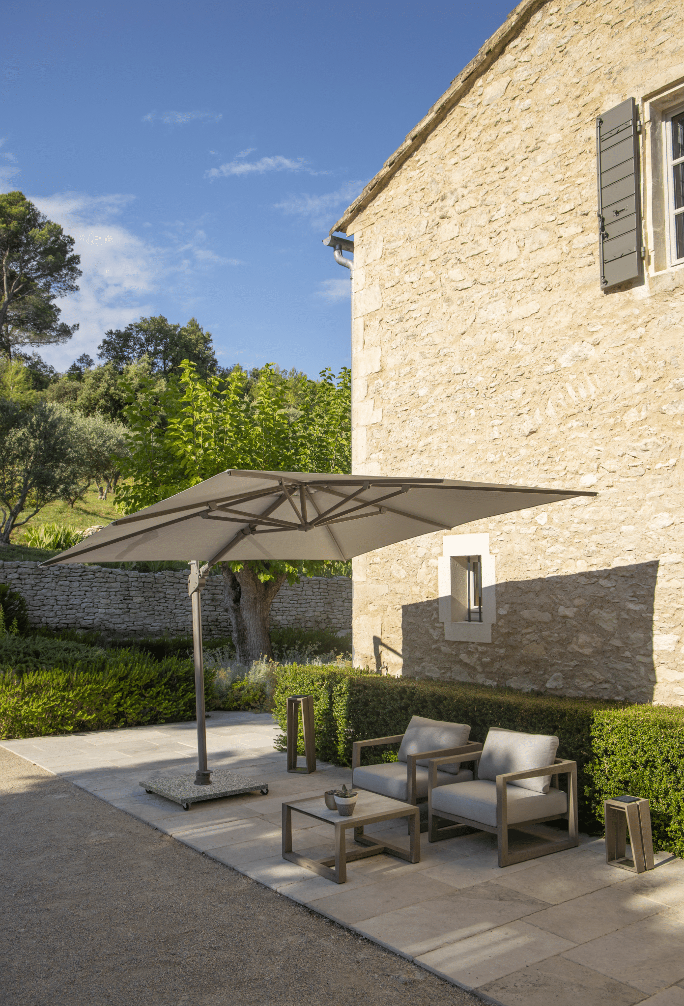 Parasol excentré SKAAL 3x3 – Sunbrella gris clair – Image 3