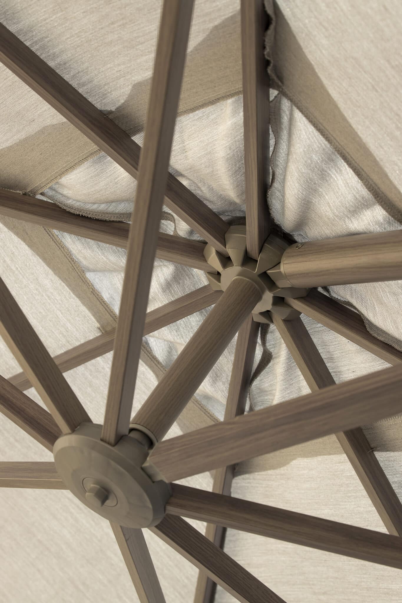 Parasol excentré SKAAL 3x3 – Sunbrella gris clair – Image 4