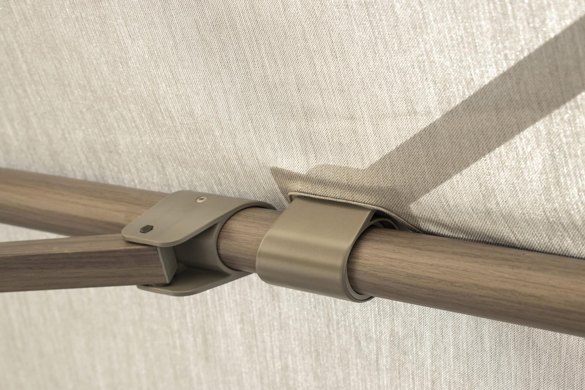 Parasol excentré SKAAL 3x3 – Sunbrella gris clair – Image 5