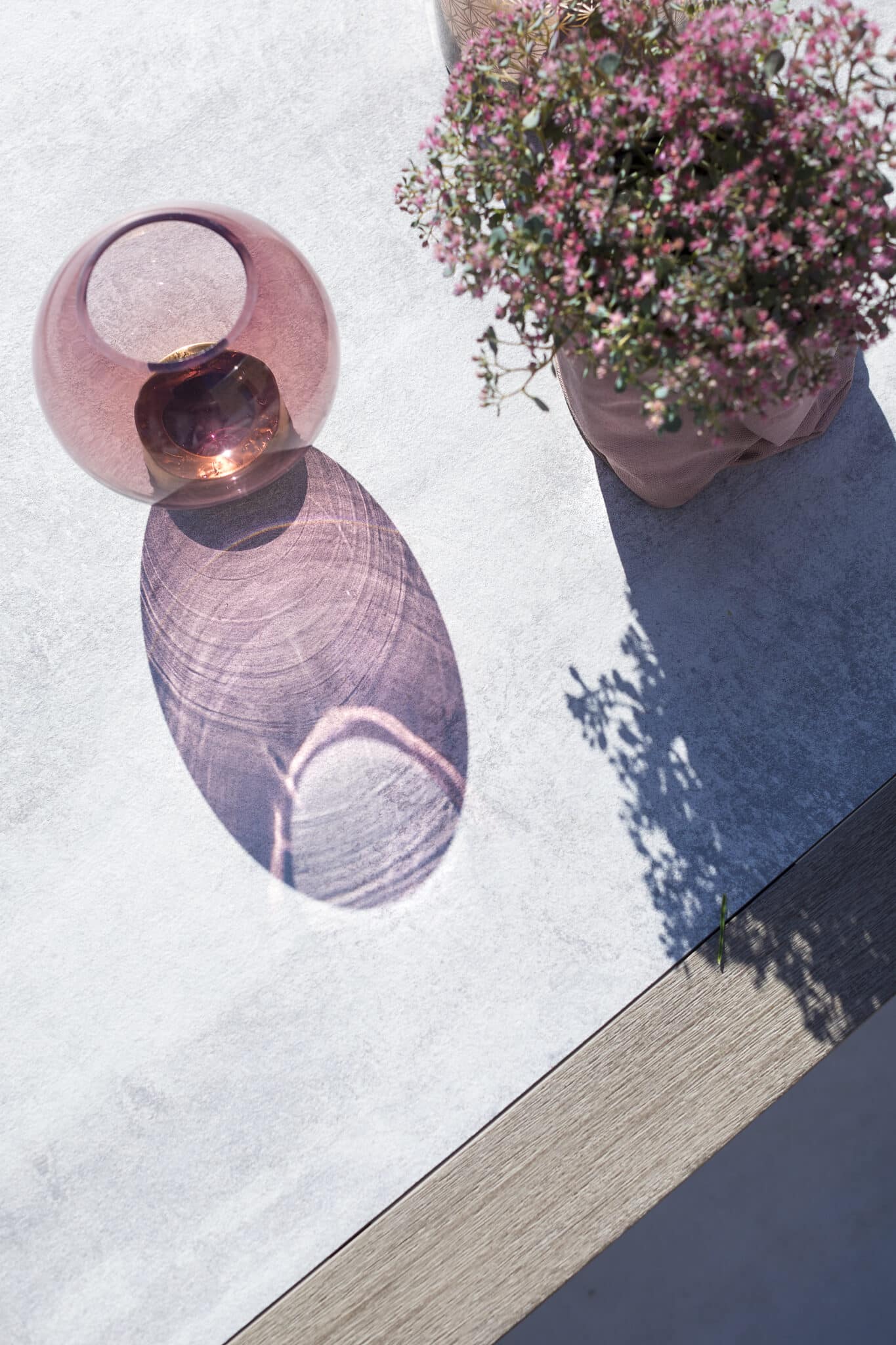 Table basse SKAAL M – HPL béton ciré – Image 2