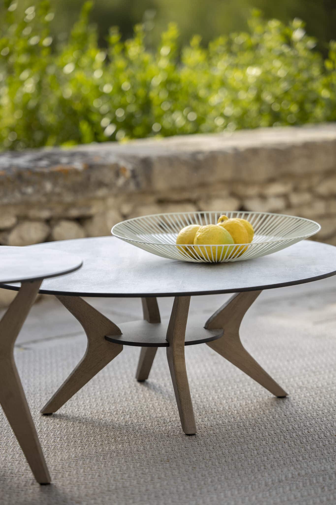 Table basse SELVA Ø90 – HPL béton ciré – Image 2